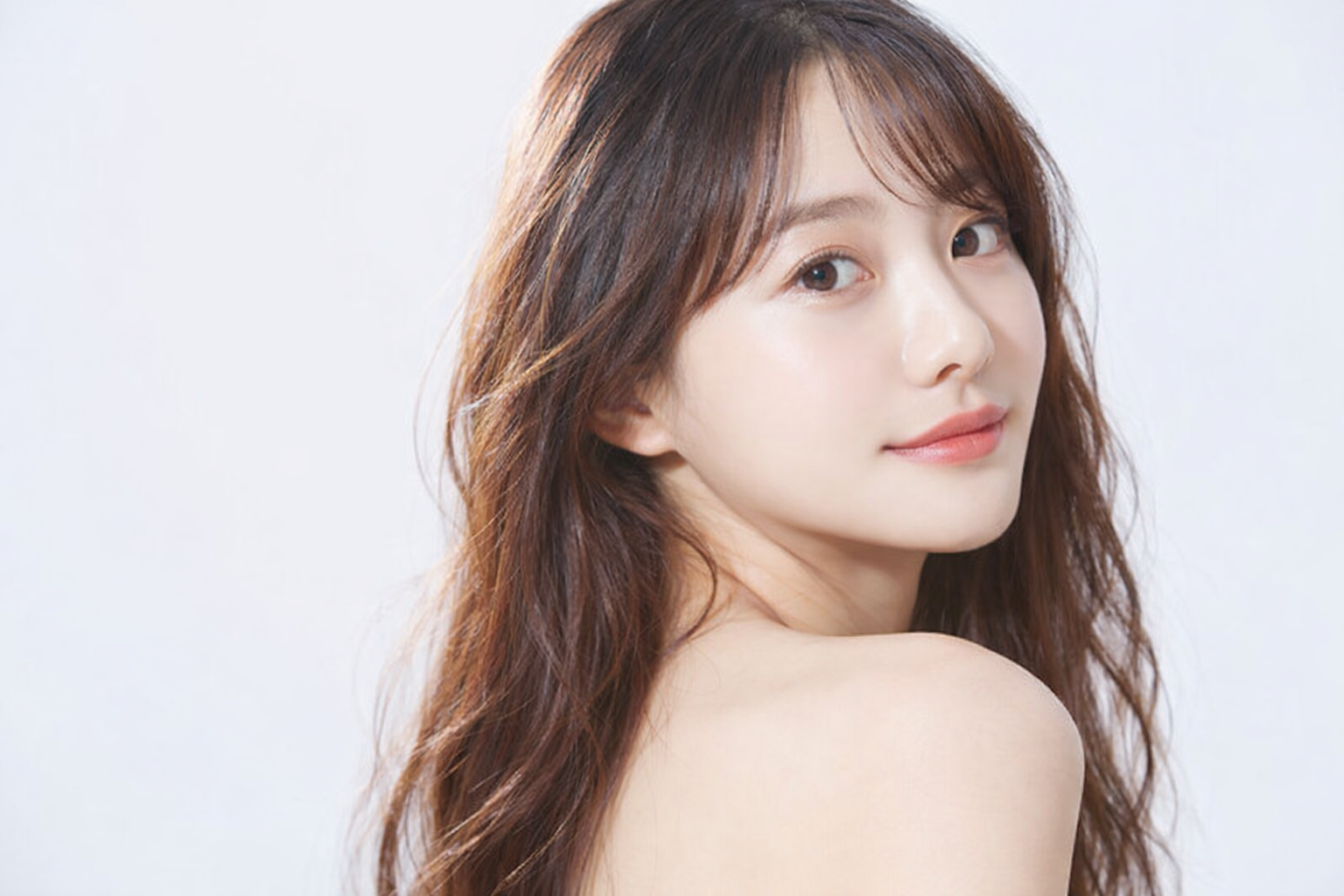 笑うと歯茎が見える(ガミースマイル)の治療法〜矯正と審美の併用